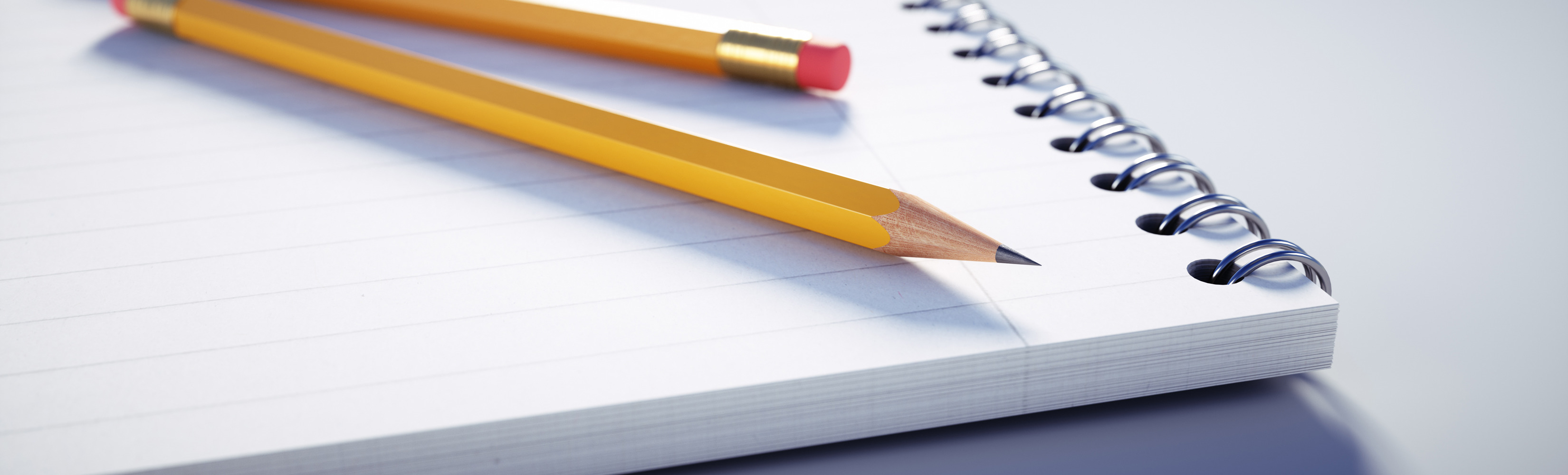 Zwei Bleistifte auf einem Notizblock Zwei Bleistifte auf einem Notizblock